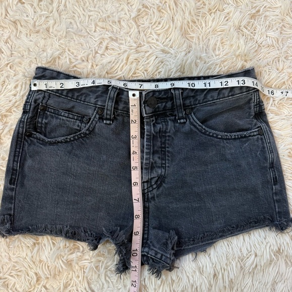 Free People Denim Shorts mid rise washed black SZ 25 button fly raw hem - Picture 4 of 6